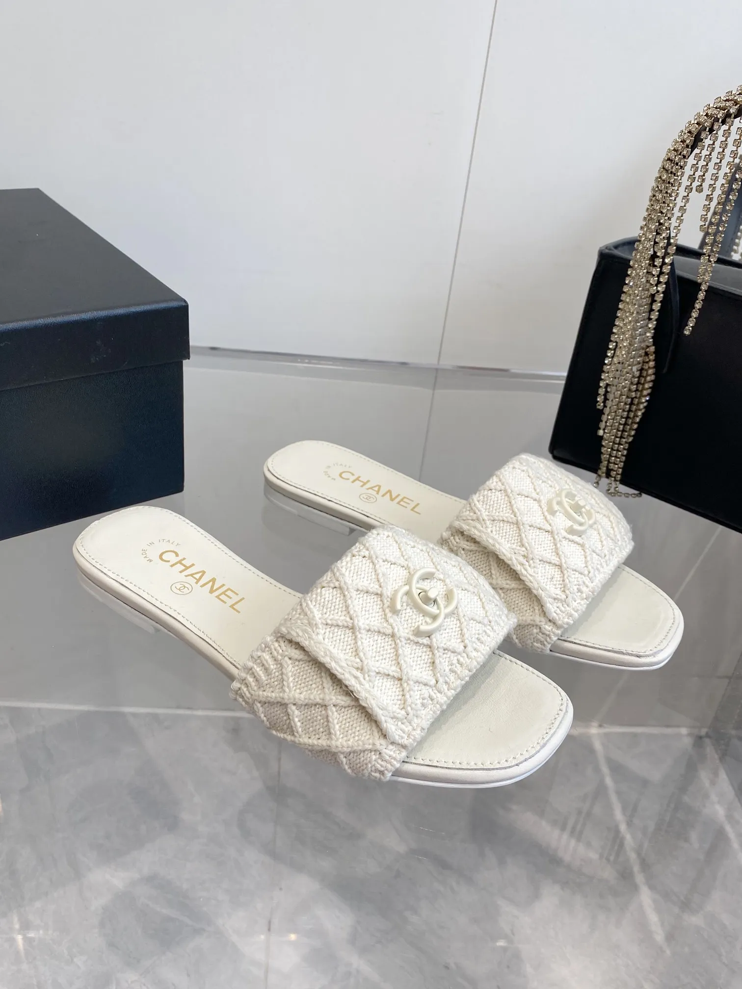 👟👟Ex-factory price 520👟👟 CHANEL｜Chanel 2️⃣5️⃣ss new style! Classic School Bag Buckle Flip Slippers Classic never goes out of style ~ Flip school bag lock design style ~ Slimming and versatile ~ Slippers you won’t get tired of wearing! It feels very comfortable on the feet! A hit that highlights elegance.  #chanel #Chanel #Chanel #chanel shoes